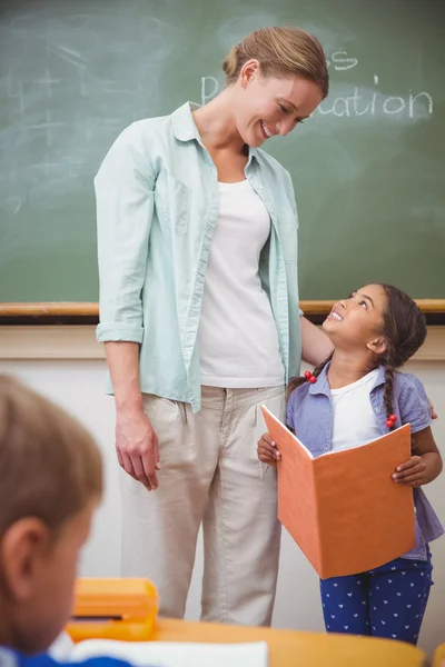 Schattig leerling lacht om haar leraar tijdens klasse presentatie — Stockfoto