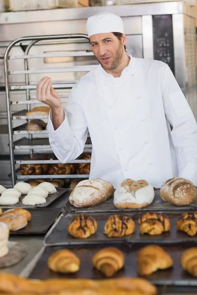 Lachende baker camera kijken — Stockfoto