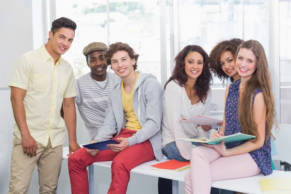 Estudiantes de moda leyendo sus notas — Foto de Stock