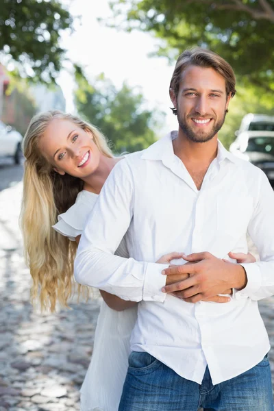 Atractiva pareja abrazándose mutuamente —  Fotos de Stock