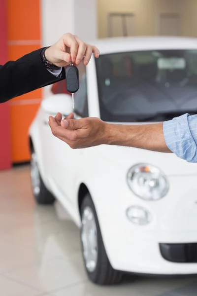 Empresário dando a chave do carro ao cliente — Fotografia de Stock
