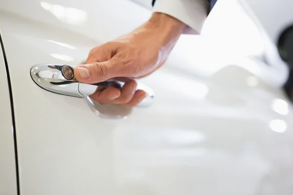 Hombre sosteniendo las manijas de una puerta de coche —  Fotos de Stock