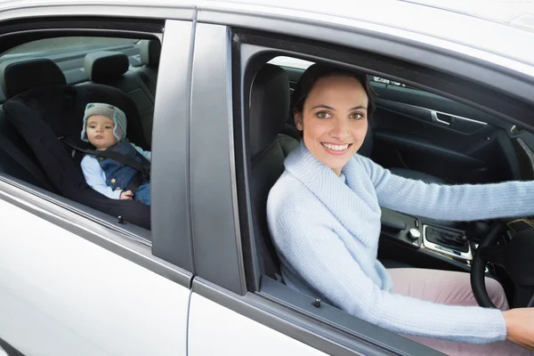 Anne bebeğini araba koltuğunda ile sürüş — Stok fotoğraf