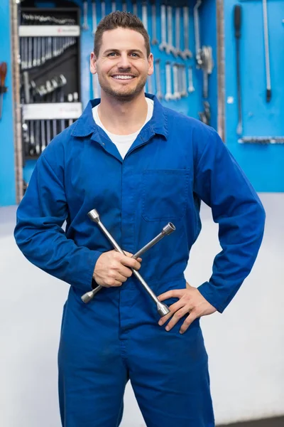 Smiling mechanic looking at camera — Stock Photo, Image