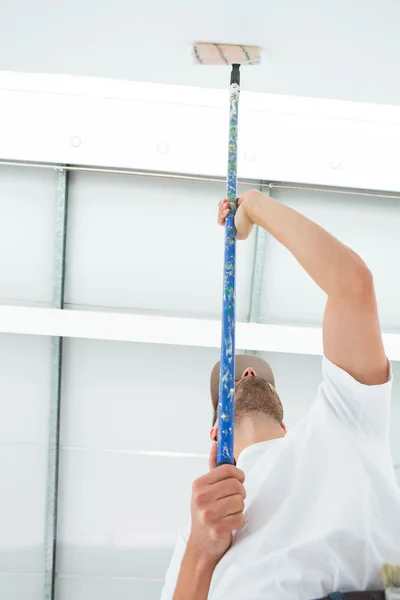 Uomo soffitto pittura di casa — Foto Stock