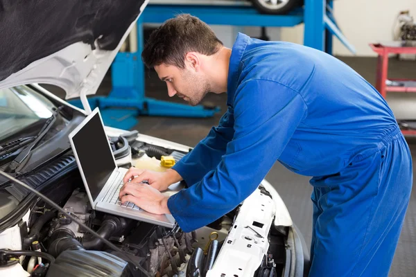 Mechanic using laptop on car — Stock Photo, Image