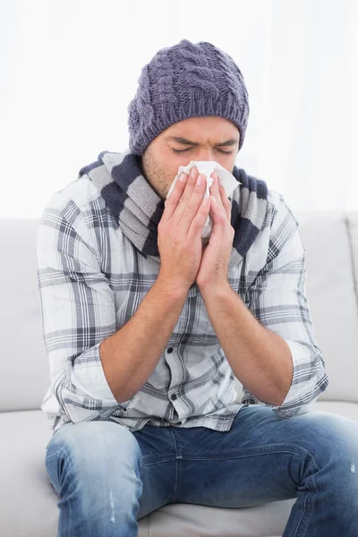 Sick man sneezing — Stock Photo, Image