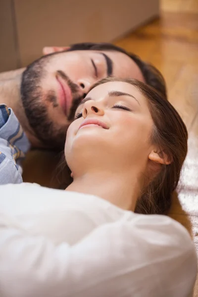 Симпатичная пара спит на полу — стоковое фото