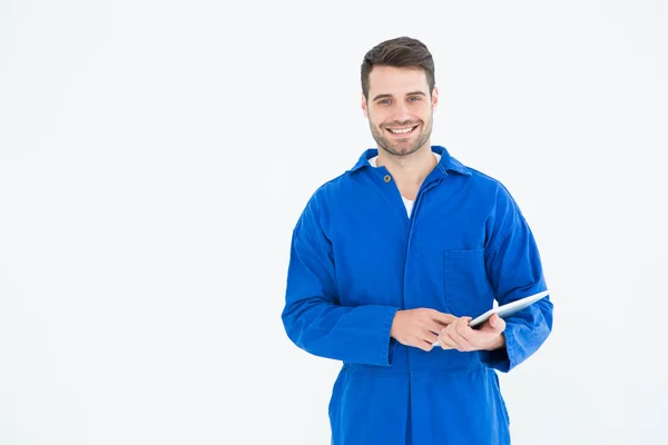 Male mechanic using digital tablet — Stock Photo, Image