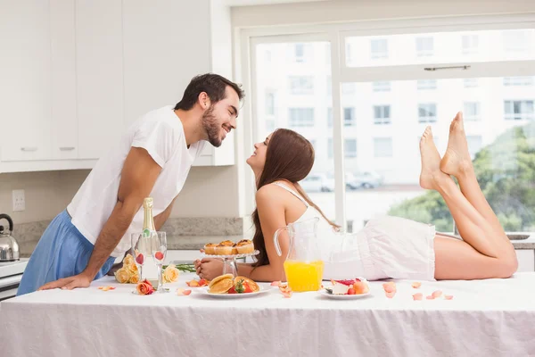 Coppia che fa una colazione romantica — Foto Stock