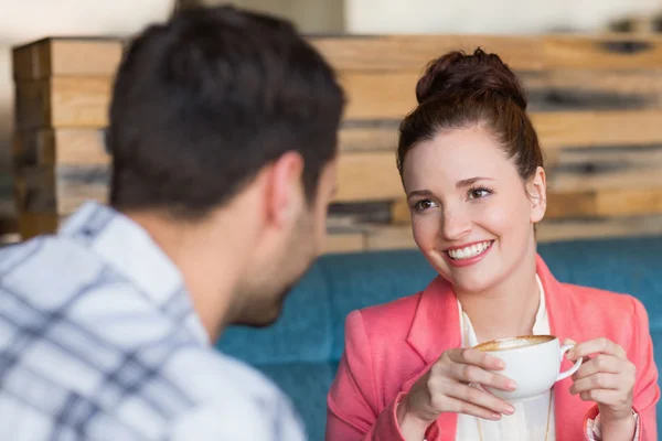 Jeune couple à une date — Photo