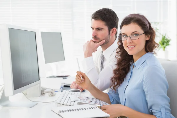 Zakelijke collega's brainstormen samen aan balie — Stockfoto