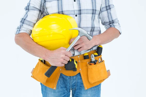 Técnico segurando martelo e chapéu duro — Fotografia de Stock