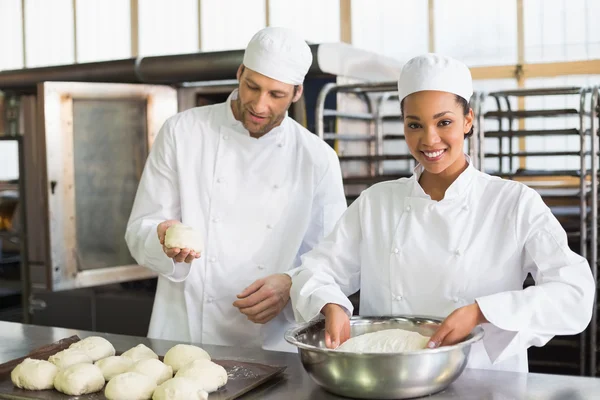 Bäckerteam bereitet Teig zu — Stockfoto