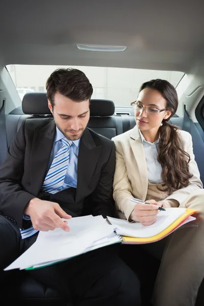 Equipo empresarial joven trabajando juntos — Foto de Stock