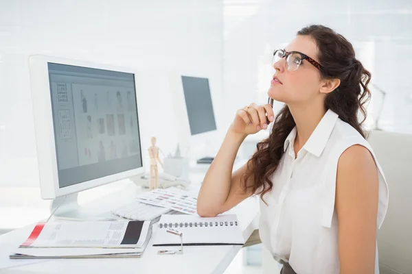 Seriöse Geschäftsfrau sitzt und denkt — Stockfoto