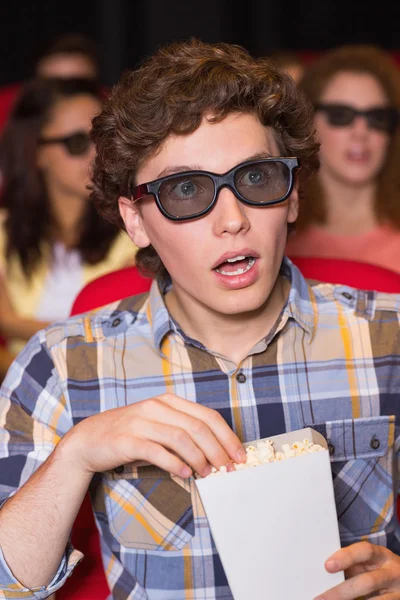 Jeunes amis regardant un film 3D — Photo