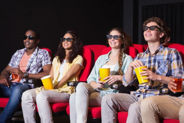 Jeunes amis regardant un film 3D — Photo