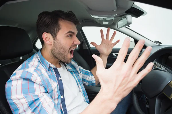 Ung man upplever road rage — Stockfoto