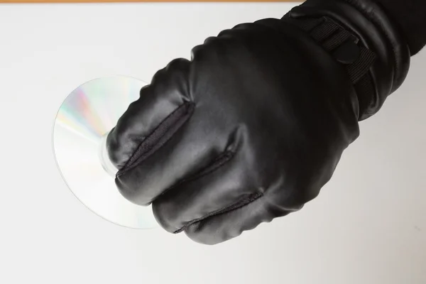 Hacker segurando um cd-ro — Fotografia de Stock