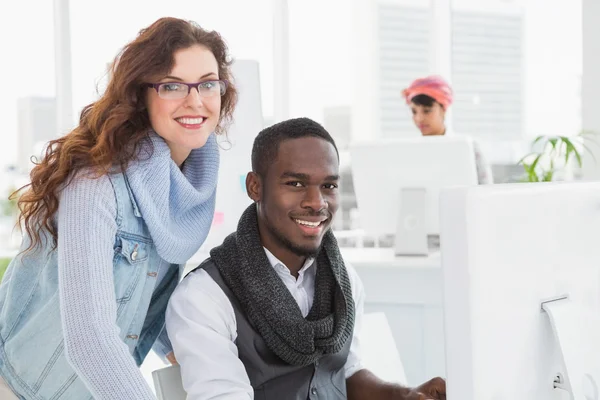 Mitarbeiter schauen gemeinsam vor die Kamera — Stockfoto