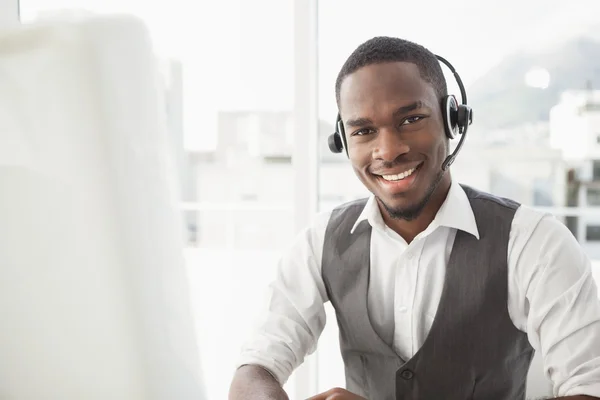 Hombre de negocios feliz con auriculares interactuando —  Fotos de Stock