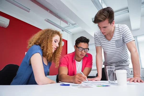 Schüler arbeiten und machen gemeinsam Notizen — Stockfoto