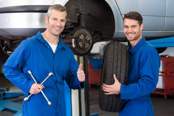 Team di meccanici che lavorano insieme — Foto Stock