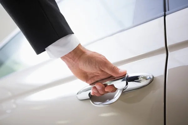 Man holding a car door handles — Stock Photo, Image