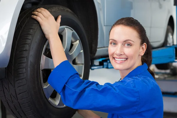 Mechaniker justiert das Reifenrad — Stockfoto