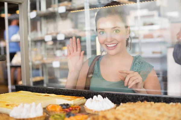 Pretty brunette looking at pastrys — Stock Photo, Image