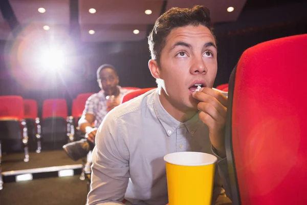 Genç arkadaşlar bir film izlerken — Stok fotoğraf