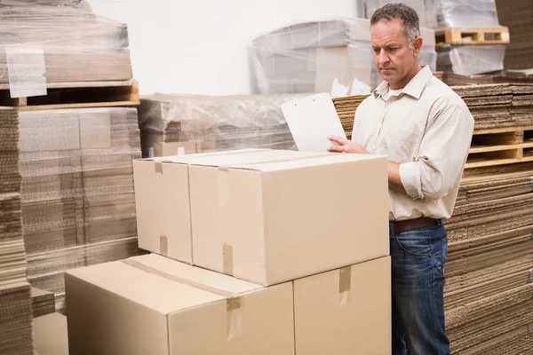 Trabajador de almacén revisando su lista — Foto de Stock