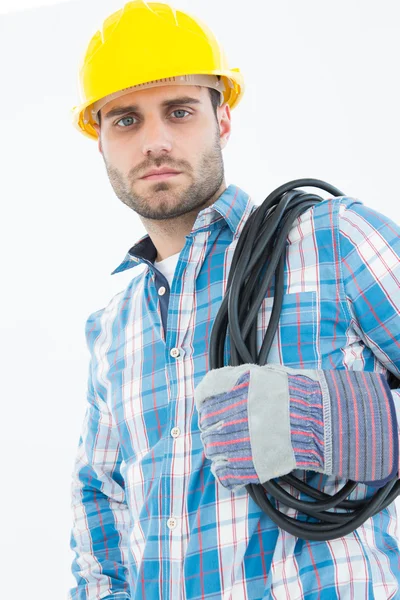 Reparador llevando tubería en el hombro — Foto de Stock