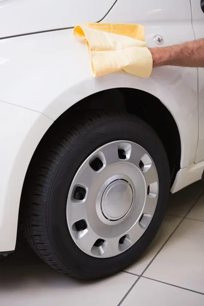 Primer plano del hombre limpiando su coche — Foto de Stock