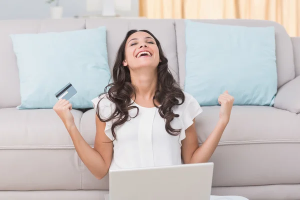 Brunette shopping online with laptop — Stock Photo, Image