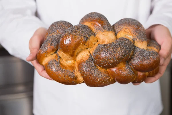 Taze pişmiş ekmek gösterilen Baker — Stok fotoğraf