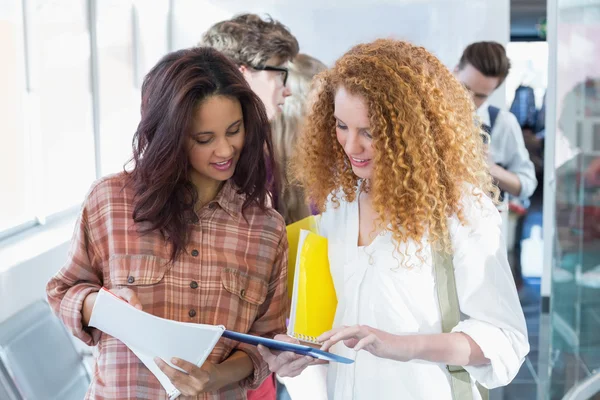 Studenti che discutono le loro note di classe — Foto Stock