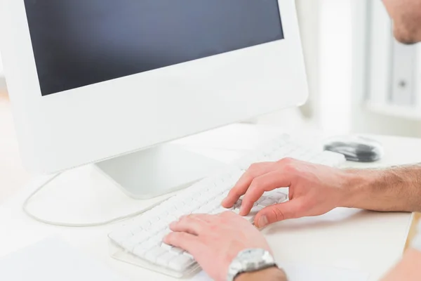 Uomo d'affari con orologio digitando sulla tastiera — Foto Stock