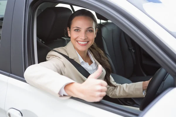 Leende affärskvinna ger tummen upp — Stockfoto