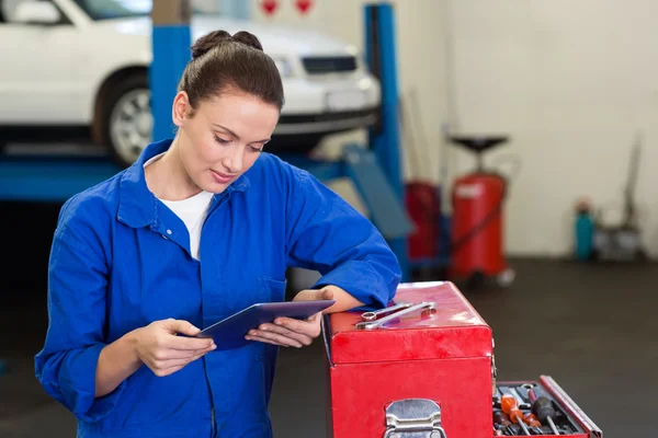 Mechanic met behulp van haar tablet-pc — Stockfoto