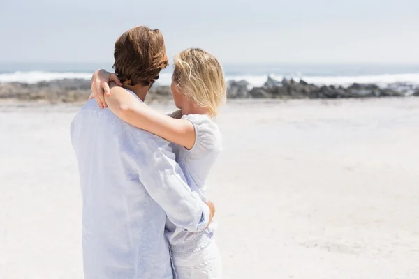 Bonito casal abraçando na praia — Fotografia de Stock