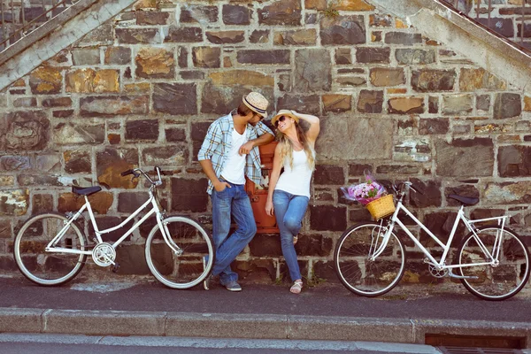 Привлекательная пара, стоящая с велосипедами — стоковое фото