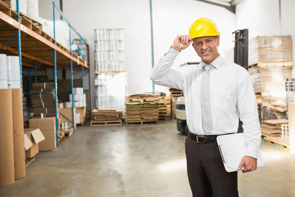 Warehouse manager holding clipboard — Stock Photo, Image