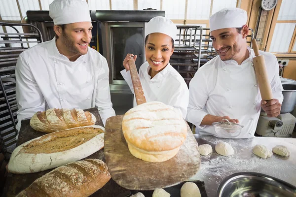 Team van bakkers samen te werken — Stockfoto