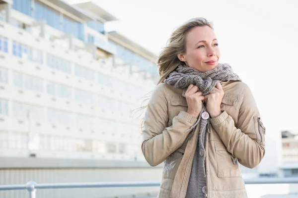 Cold blonde standing and thinking — Stock Photo, Image