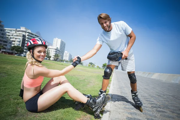 Passen paar klaar naar roller blade — Stockfoto