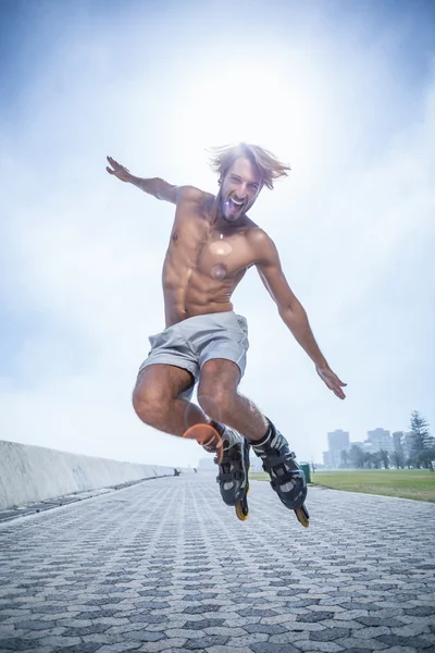 Fit man rollerblading on the promenade — Stock Photo, Image