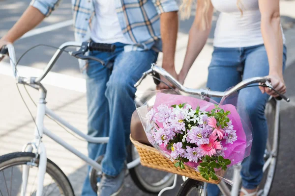 Χαριτωμένο ζευγάρι για μια βόλτα με ποδήλατο — Φωτογραφία Αρχείου