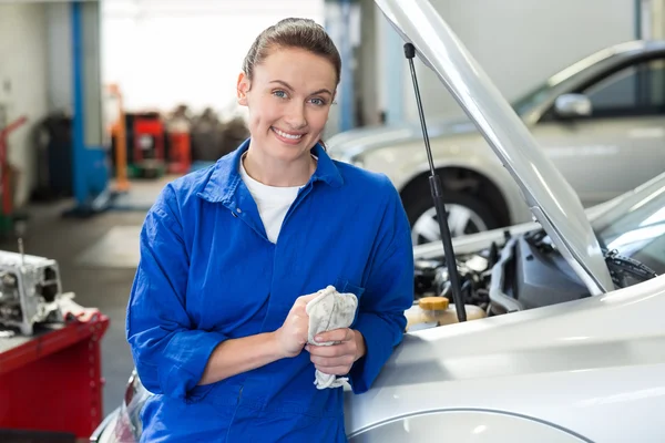 Smiling mechanic looking at camera — Stock Photo, Image